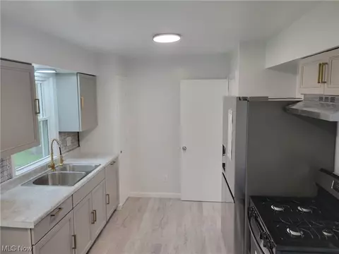 751 E 260 St E, Euclid, OH 44123 photo 4