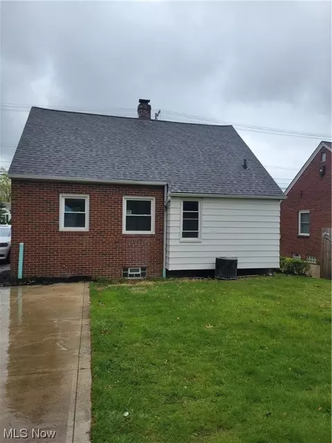 751 E 260 St E, Euclid, OH 44123 photo 2