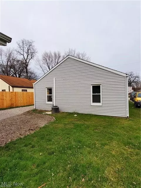 512 Fairmount Ave, Elyria, OH 44035 photo 2