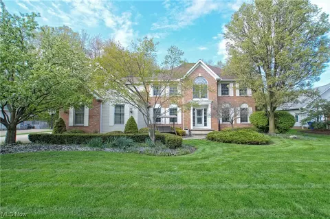 33805 Rosewood Trl, Willoughby Hills, OH 44094