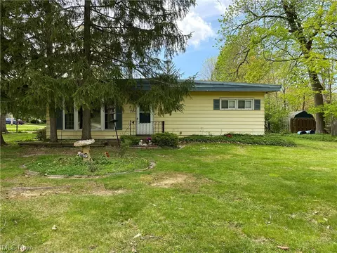 2534 Rockefeller Rd, Wickliffe, OH 44092