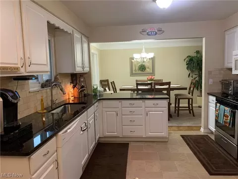 807 Parkview Dr, Seven Hills, OH 44131 photo 12