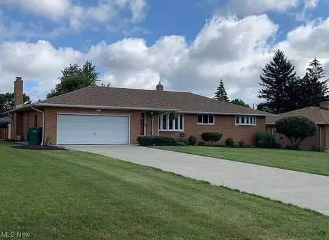 807 Parkview Dr, Seven Hills, OH 44131 photo 1