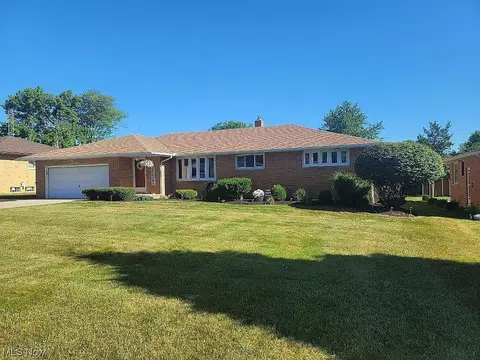 807 Parkview Dr, Seven Hills, OH 44131 photo 2