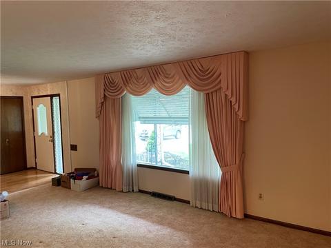 8300 Pinehurst Dr, Parma, OH 44129 photo 7