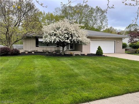 8300 Pinehurst Dr, Parma, OH 44129 photo 1