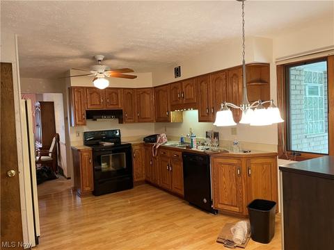 8300 Pinehurst Dr, Parma, OH 44129 photo 2