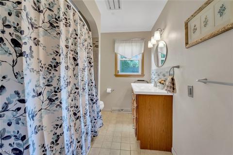 709 Annawan Ln, Youngstown, OH 44512 photo 13