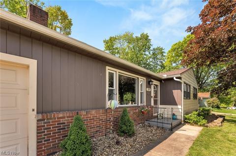 709 Annawan Ln, Youngstown, OH 44512 photo 3