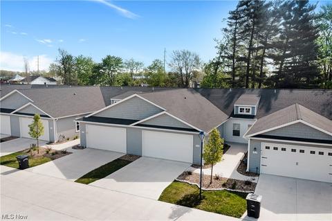 258 Oak Tree Ln, Elyria, OH 44035 photo 2