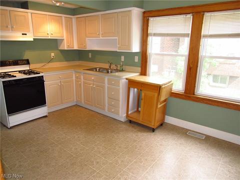 369 Beech St, Berea, OH 44017 photo 2