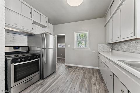 492 4th St, Struthers, OH 44471 photo 9