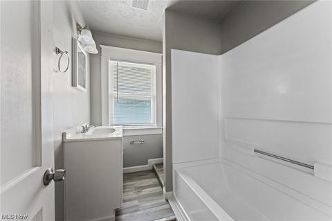 492 4th St, Struthers, OH 44471 photo 15