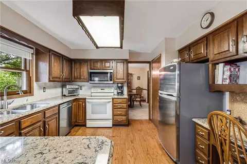 351 Eric Ln, Wadsworth, OH 44281 photo 12
