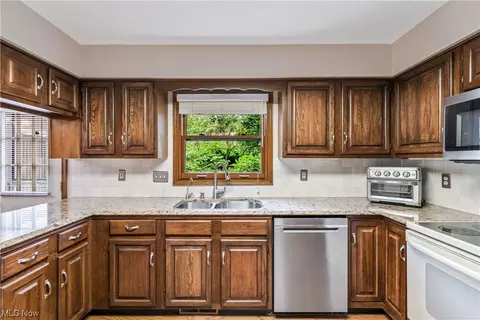 351 Eric Ln, Wadsworth, OH 44281 photo 11