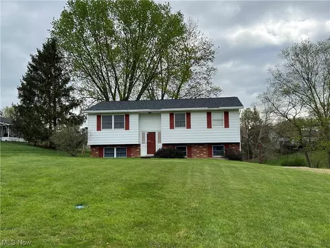 1520 Musselman Dr, Zanesville, OH 43701