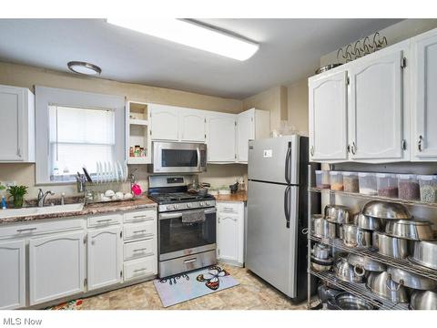 1066 Chalker St, Akron, OH 44310 photo 9