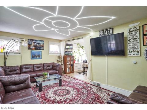 1066 Chalker St, Akron, OH 44310 photo 4