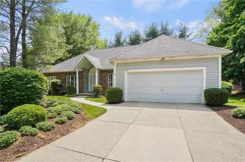 225 Lake Pointe Dr, Akron, OH 44333