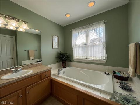 202 Fox Pointe Dr, Chardon, OH 44024 photo 18