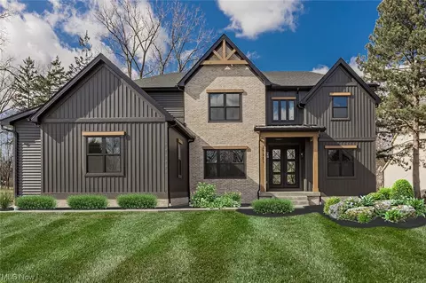 28450 Pike Dr, Chagrin Falls, OH 44022