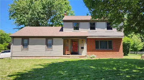 534 Oakridge Dr, Youngstown, OH 44512