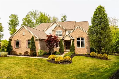 17765 Fossil Dr, Chagrin Falls, OH 44023