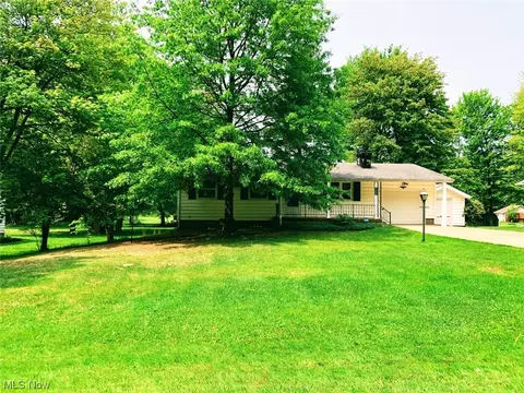 5625 Donna Dr, Ashtabula, OH 44004 photo 2