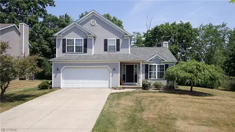 845 Collins Pond Dr, Ravenna, OH 44266