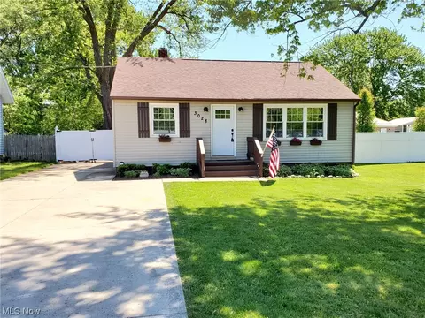 3028 Dickenson Rd, Ashtabula, OH 44004 photo 1