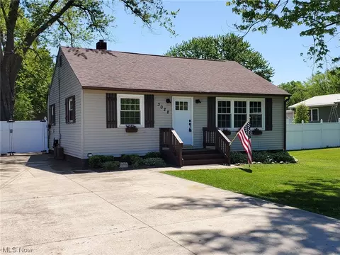 3028 Dickenson Rd, Ashtabula, OH 44004 photo 2