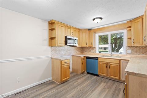 438 High St, Elyria, OH 44035 photo 8