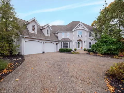 1478 Bell Rd, Chagrin Falls, OH 44022