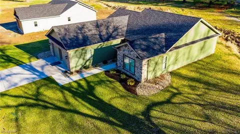 225 Valley View Dr, Weirton, WV 26062