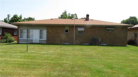 415 Geneva Ave, Struthers, OH 44471 photo 2
