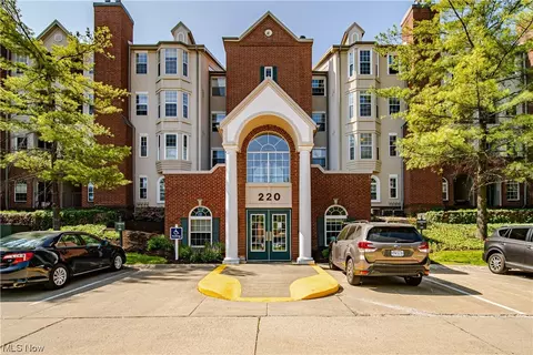 220 Fox Hollow Dr #201, Mayfield Heights, OH 44124