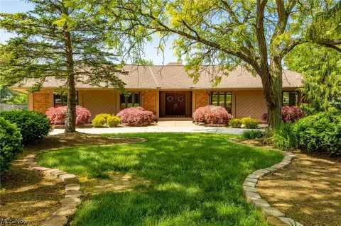 2377 Dale Brook Cir, Hinckley, OH 44233