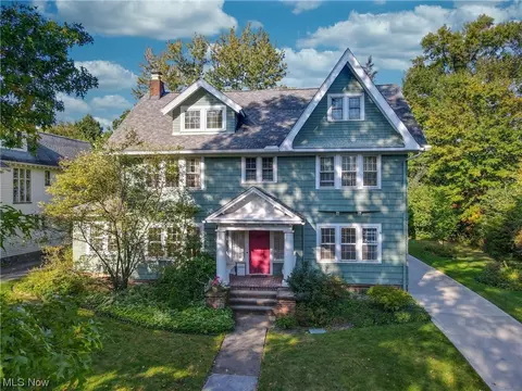 2304 N St James Pkwy, Cleveland Heights, OH 44106