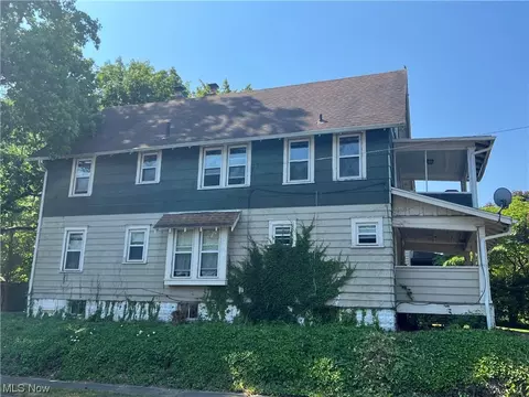 897 Avon St, Akron, OH 44310 photo 2