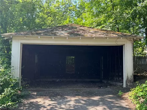 897 Avon St, Akron, OH 44310 photo 5