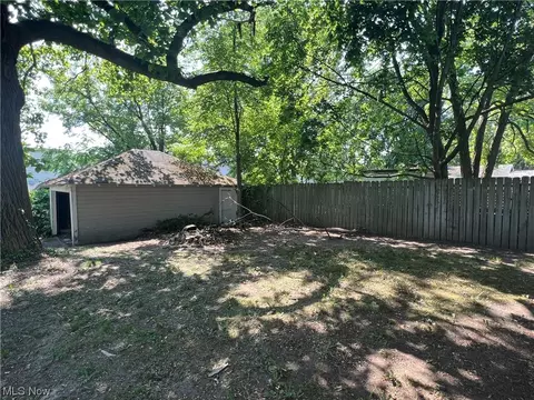897 Avon St, Akron, OH 44310 photo 4