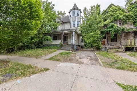 1876 Knowles St, Cleveland, OH 44112