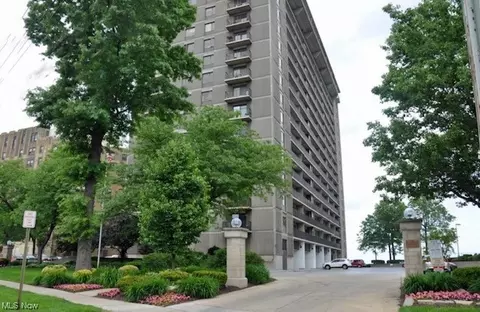 12500 Edgewater Dr #206, Lakewood, OH 44107