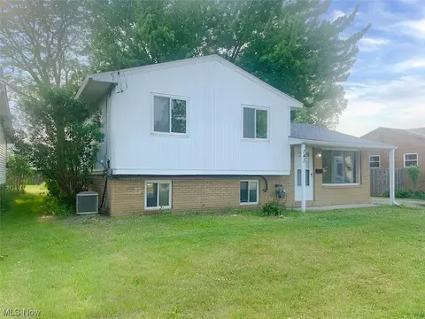 743 Abbe Rd N, Elyria, OH 44035 photo 1