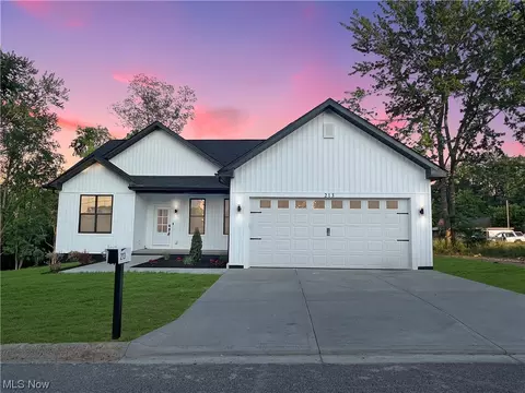 213 Greenbrier Rd, Weirton, WV 26062