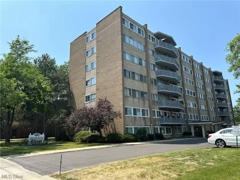 6640 Pearl Rd #306, Parma Heights, OH 44130