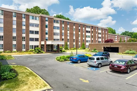 3066 Kent Rd #409, Stow, OH 44224