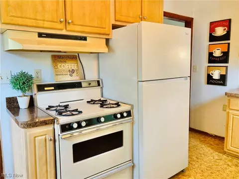 1106 Riverside Dr, Elyria, OH 44035 photo 3