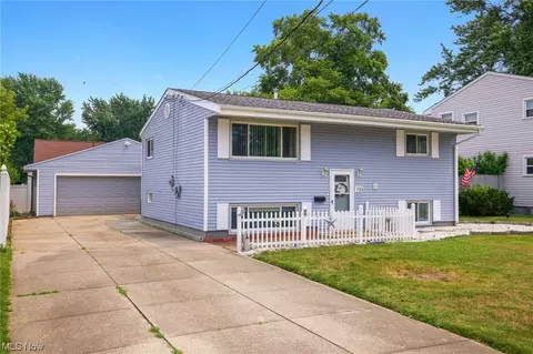 733 Beechview Dr, Akron, OH 44305 photo 2