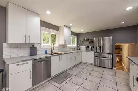 7359 Ames Rd, Parma, OH 44129 photo 9